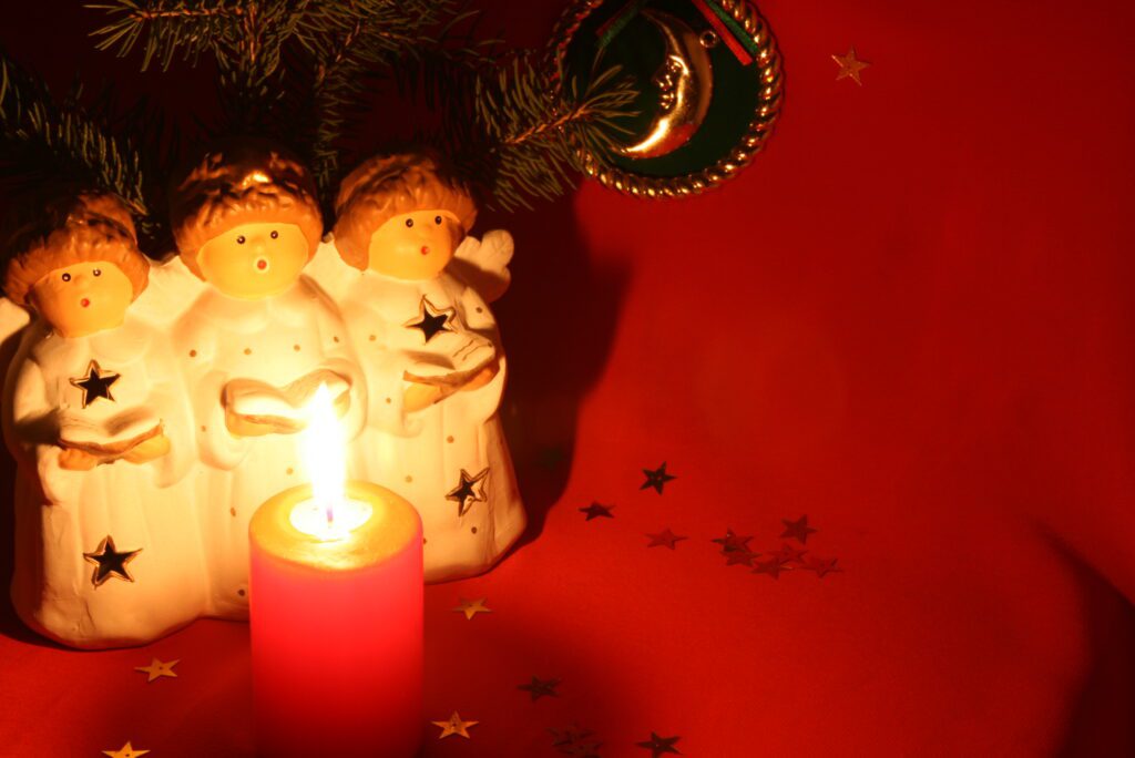 Julelys og kereamikjuleengle, der synger