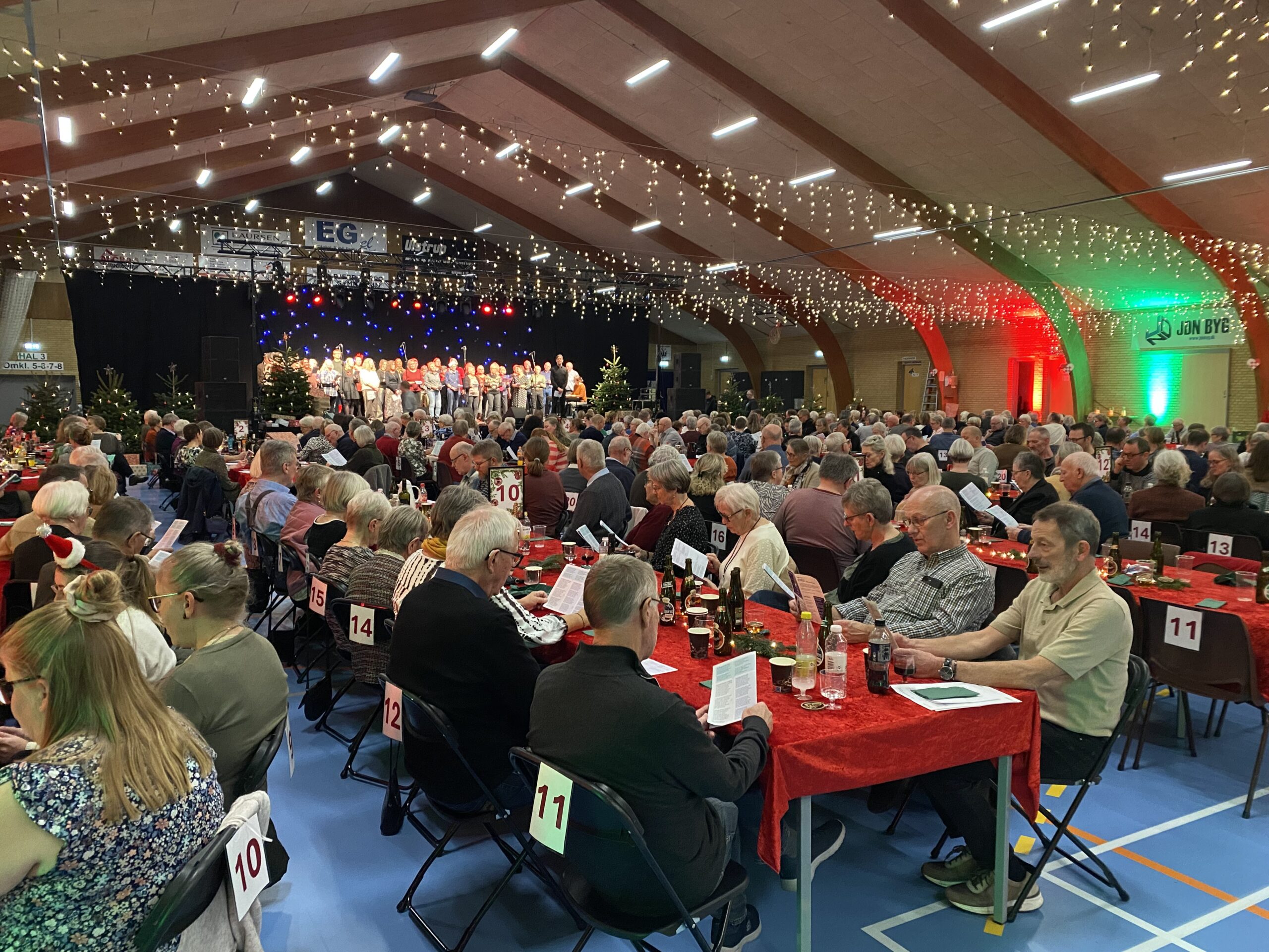 Mennesker og kor til SYNG i Ulstruphallerne